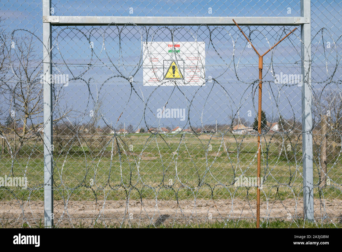 RASTINA, Serbien - 19. MÄRZ 2019: Grenzzaun zwischen Rastina & Bacsszentgyorgy (Ungarn). Diese Grenze wurde im Jahr 2015 gebaut, um die eingehenden Re zu stoppen Stockfoto
