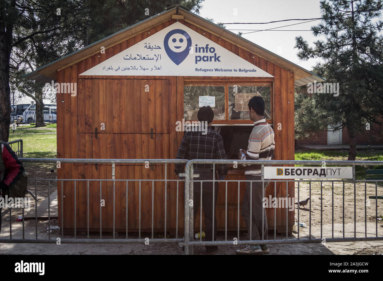 Belgrad, SERBIEN - April 2, 2016: Flüchtlinge aus Syrien und Afghanistan Hilfe erhalten und Essen zu einem Info point Namen info Park, von Freiwilligen geleitet, auf Th Stockfoto