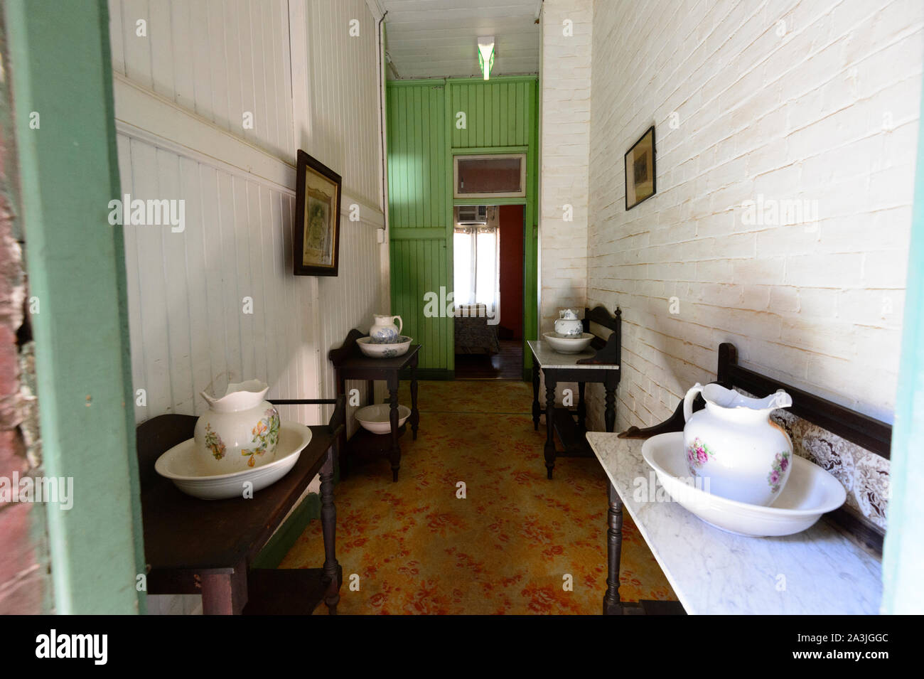 Flur mit Antiquitäten china Krüge an der alten historischen Imperial Hotel in der kleinen ländlichen Stadt Ravenswood, Queensland, Queensland, Australien Stockfoto