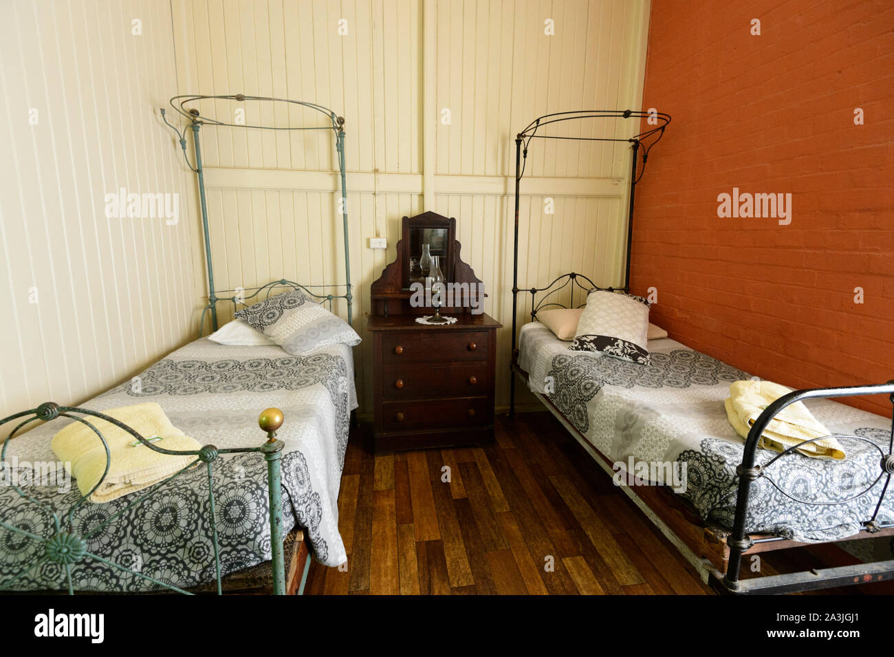 Schlafzimmer mit antiken schmiedeeisernen Betten an der alten historischen Imperial Hotel in der kleinen ländlichen Stadt Ravenswood, Queensland, Queensland, Australien Stockfoto