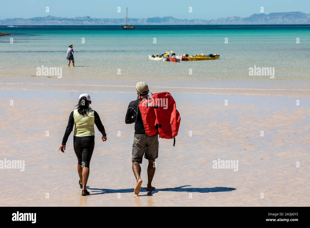 Touristen last Kajaks in einer Bucht aus Isla Espíritu Santo im Golf von Kalifornien vor der Küste von La Paz auf der Halbinsel Baja California, Mexiko. Stockfoto