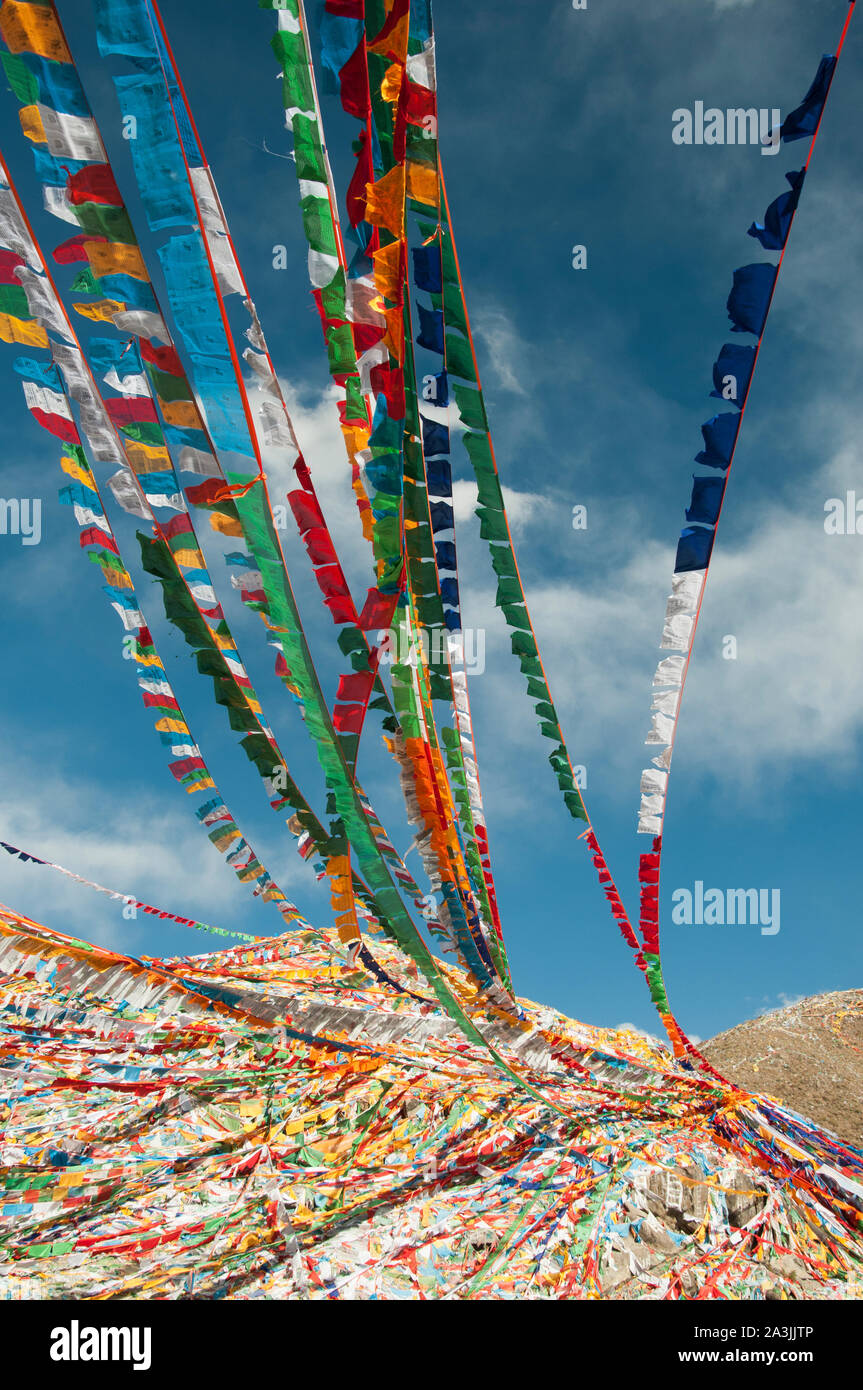 Windblown Gebetsfahnen auf eine Reise quer durch Tibet aufgetreten Stockfoto
