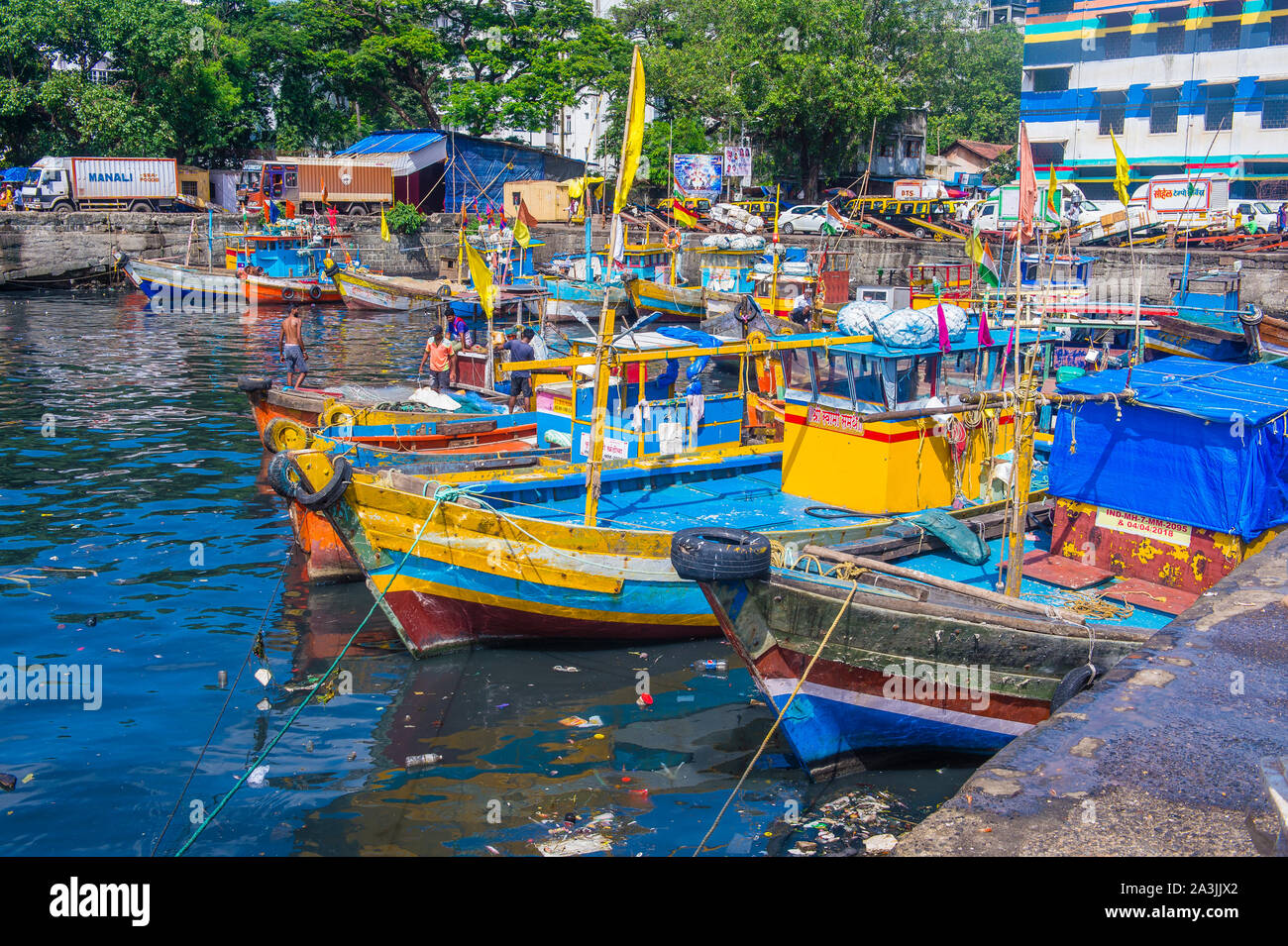 Indische Menschen arbeiten in Sassoon Docks in Mumbai Indien Stockfoto