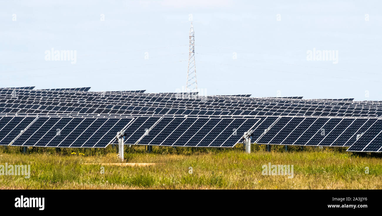 Wemen Solar Farm, eine Einachsige Nachführung Installation von 110 MW Spitzenleistung, in NW-Victoria, Australien Stockfoto