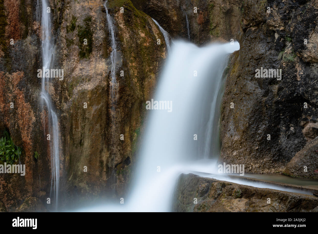 Lange Aufnahme eines Wasserfalls in den Felsen Stockfoto