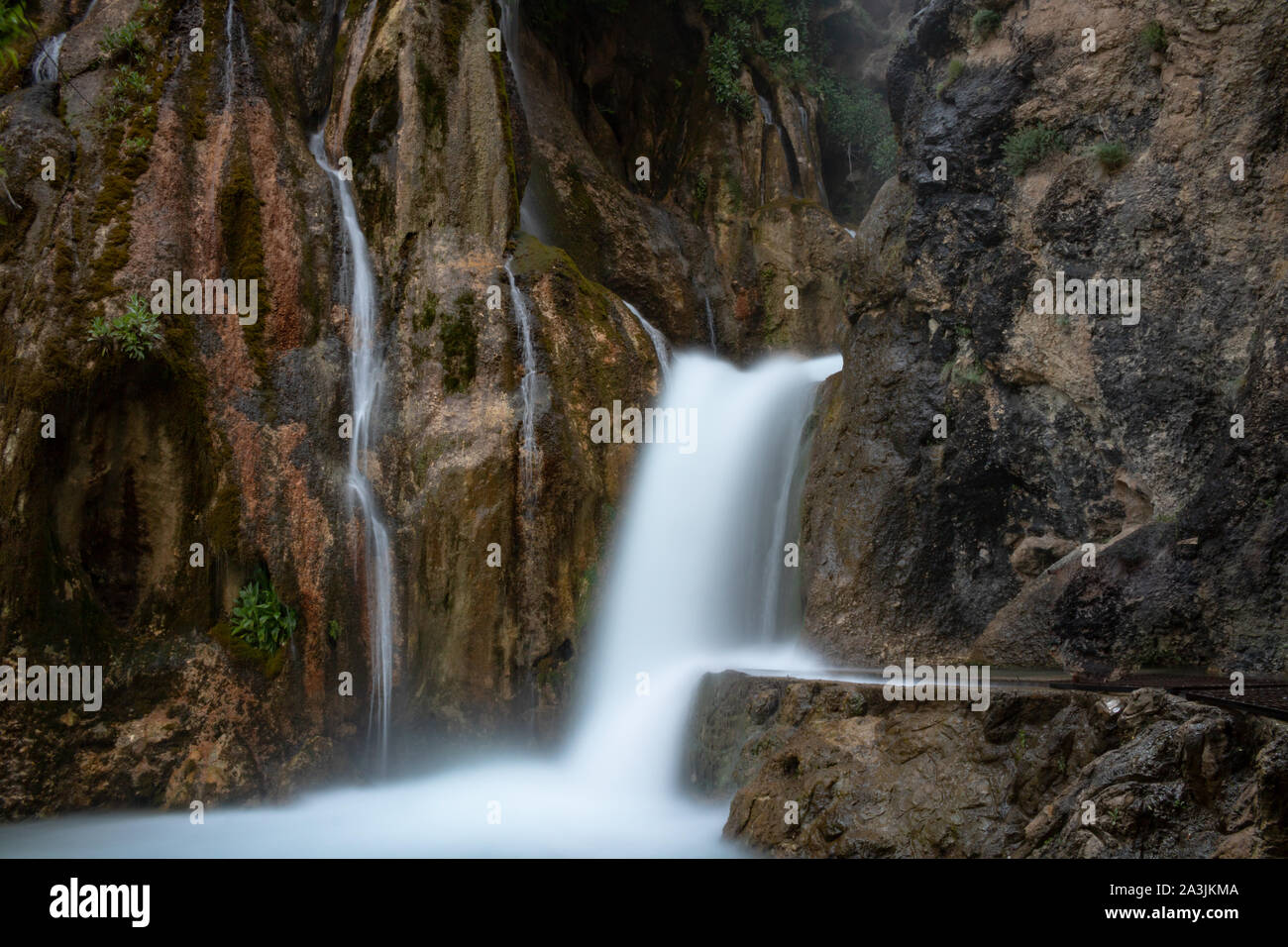 Lange Aufnahme eines Wasserfalls in den Felsen Stockfoto