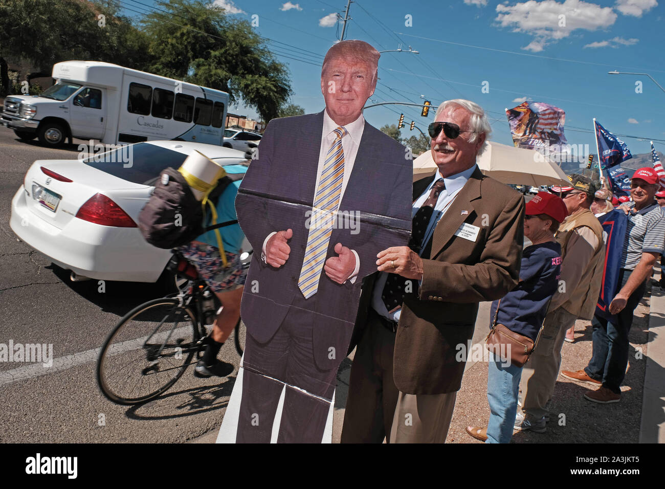 Tucson, Arizona, USA. 8. Oktober, 2019. Der Anhänger des Präsidenten Trumpf halten einen Stop der Wahnsinn Rallye in Tucson. Die Gruppe spricht sich gegen die Amtsenthebung und die Untersuchung derzeit im Kongreß im Gange. Sie sagen, es ist eine politische Hexenjagd, die Demokrat im Haus und nicht glauben, dass der Präsident alles falsch in seinem Umgang mit der Ukraine haben. Sie unterstützen den Präsidenten Anruf Joe Biden und sein Sohn Hunter zu untersuchen. Quelle: Christopher Braun/ZUMA Draht/Alamy leben Nachrichten Stockfoto