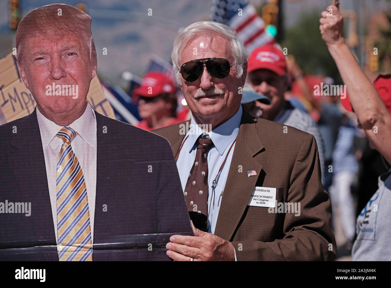 Tucson, Arizona, USA. 8. Oktober, 2019. Der Anhänger des Präsidenten Trumpf halten einen Stop der Wahnsinn Rallye in Tucson. Die Gruppe spricht sich gegen die Amtsenthebung und die Untersuchung derzeit im Kongreß im Gange. Sie sagen, es ist eine politische Hexenjagd, die Demokrat im Haus und nicht glauben, dass der Präsident alles falsch in seinem Umgang mit der Ukraine haben. Sie unterstützen den Präsidenten Anruf Joe Biden und sein Sohn Hunter zu untersuchen. Quelle: Christopher Braun/ZUMA Draht/Alamy leben Nachrichten Stockfoto