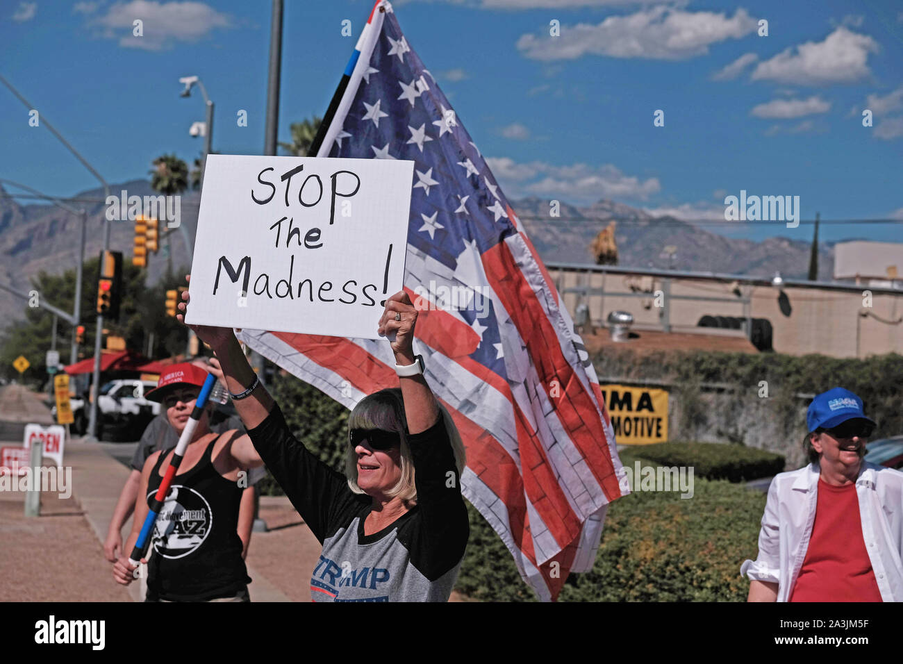 Tucson, Arizona, USA. 8. Oktober, 2019. Der Anhänger des Präsidenten Trumpf halten einen Stop der Wahnsinn Rallye in Tucson. Die Gruppe spricht sich gegen die Amtsenthebung und die Untersuchung derzeit im Kongreß im Gange. Sie sagen, es ist eine politische Hexenjagd, die Demokrat im Haus und nicht glauben, dass der Präsident alles falsch in seinem Umgang mit der Ukraine haben. Sie unterstützen den Präsidenten Anruf Joe Biden und sein Sohn Hunter zu untersuchen. Quelle: Christopher Braun/ZUMA Draht/Alamy leben Nachrichten Stockfoto