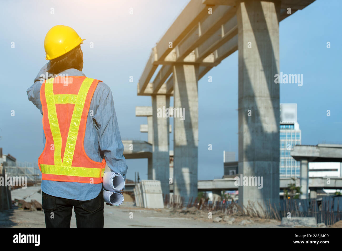 Business Engineer an der Baustelle Hintergrund Stockfoto