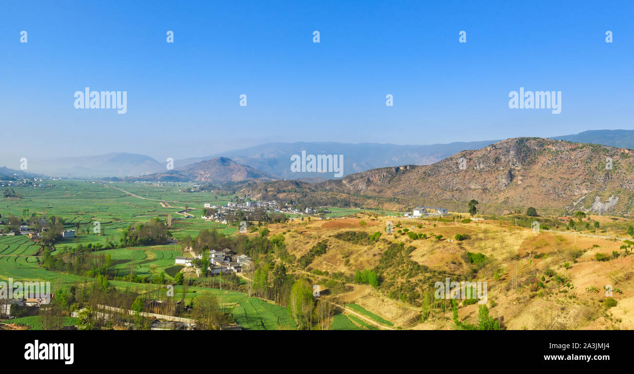 Ansicht der ländlichen Landschaft mit landwirtschaftlichen Feldern in Dali, Yunnan, China. Stockfoto