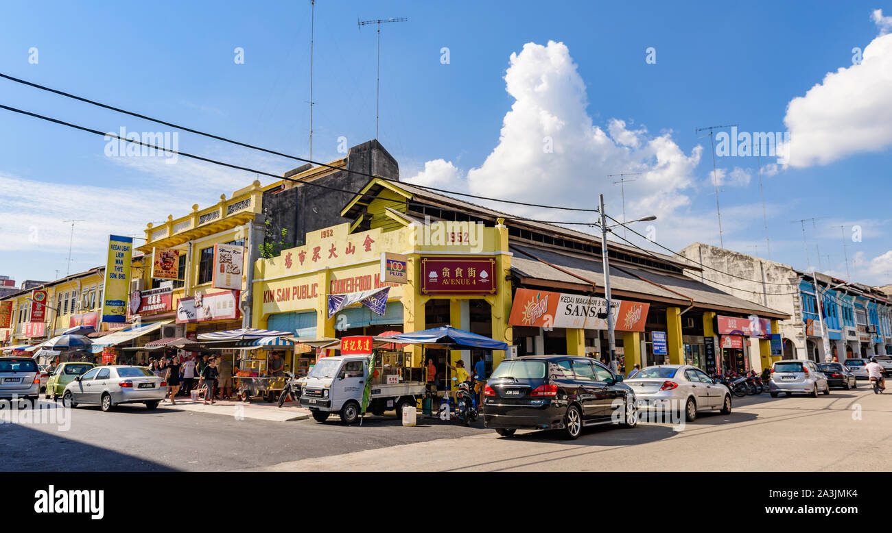 Muar, Malaysia - 03 Juli 2016: Panorama der traditionellen Häuser entlang der historischen Straße, Muar, Malaysia. Stockfoto