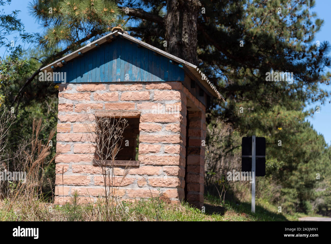 Eine kleine Bushaltestelle in Stein in Cerro Chapadão, Jaguari, Brasilien. antike Architektur gebaut. Stockfoto