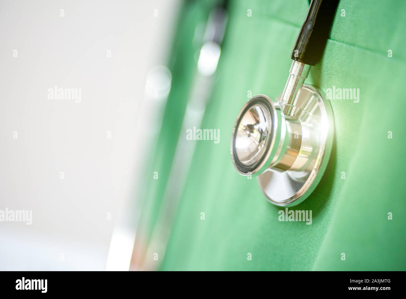 Arzt halten Sie die Spritze zur Injektion vorbereiten, die Epiduralanalgesie, epidurale Nervenblockade, spinale Block, Health Care Konzept. Stockfoto