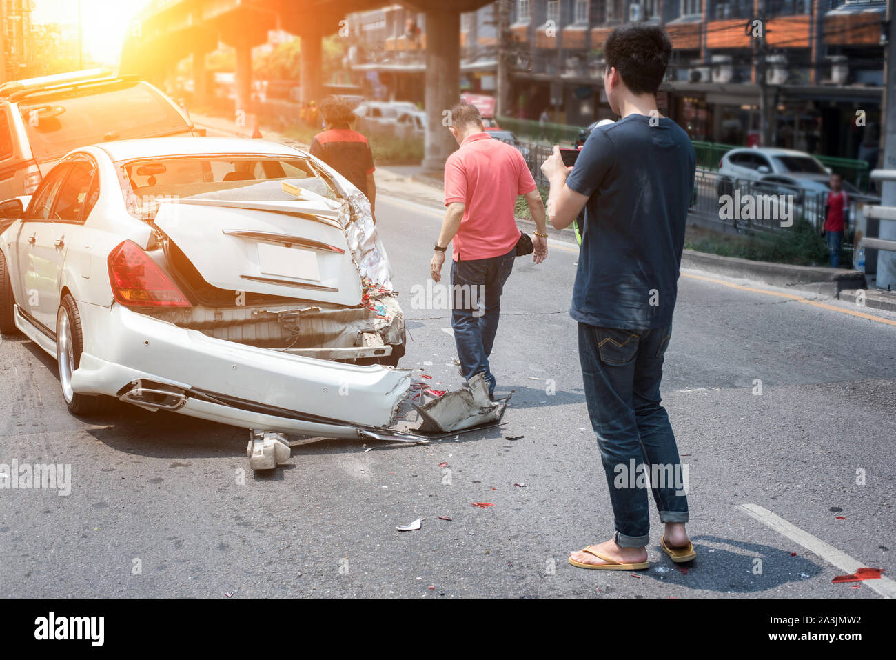 Autounfall mit zwei Autos auf einer Stadtstraße Stockfoto