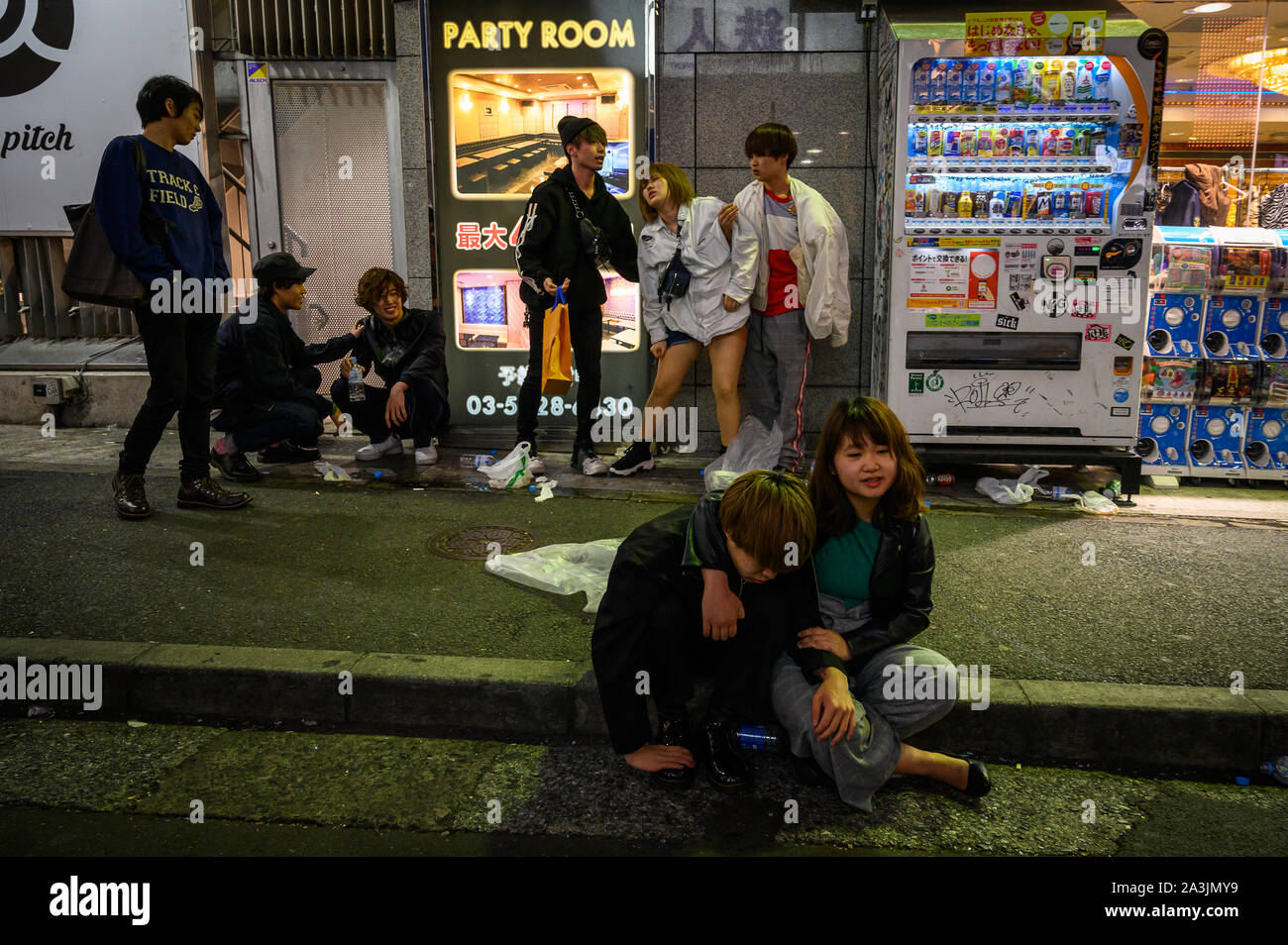 Betrunkene Jugendliche auf den Straßen, Shibuya Center Gai, Tokio, Japan Stockfoto