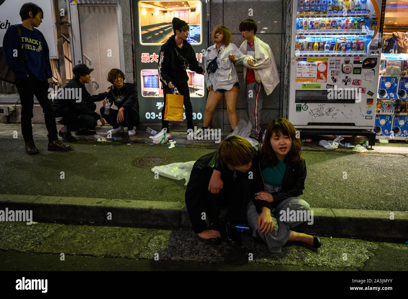 Betrunkene Jugendliche auf den Straßen, Shibuya Center Gai, Tokio, Japan Stockfoto