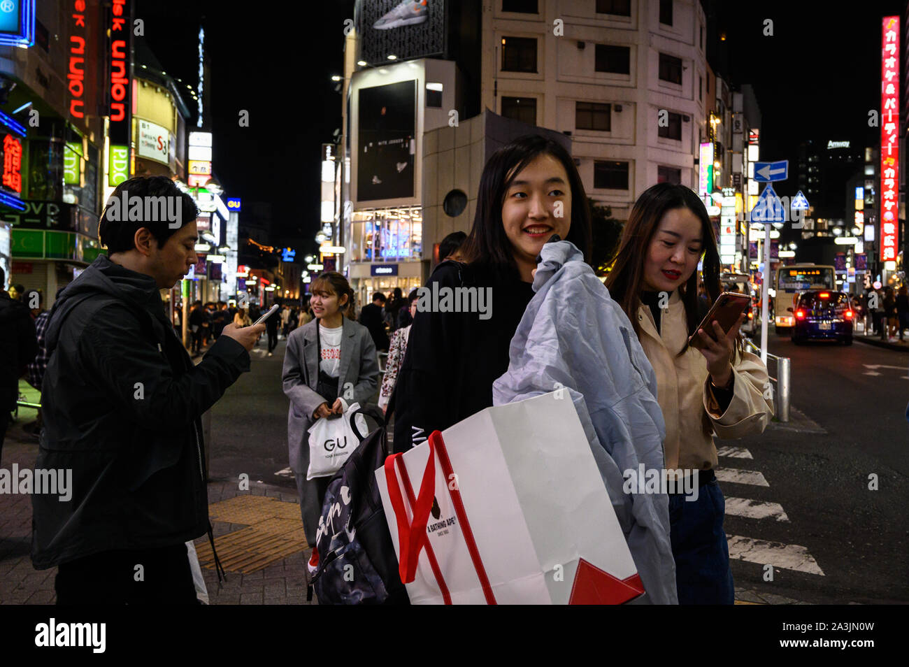 Junge Frauen auf der Straße für Samstag Nacht in Shibuya Center Gai, Tokio, Japan Stockfoto