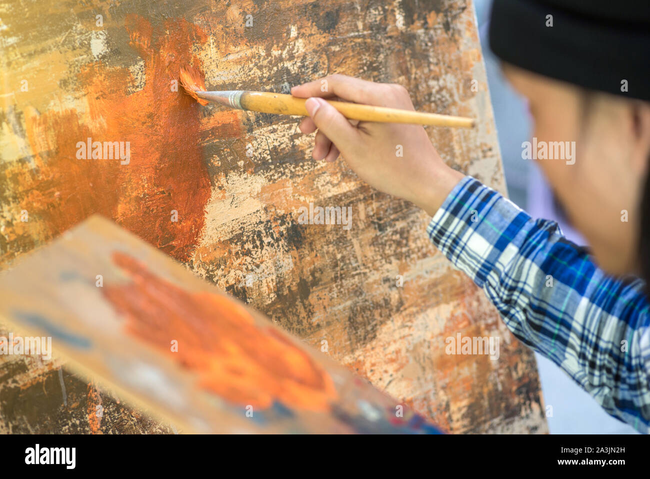 Asiatischer mann Gemälde auf Leinwand Stockfoto