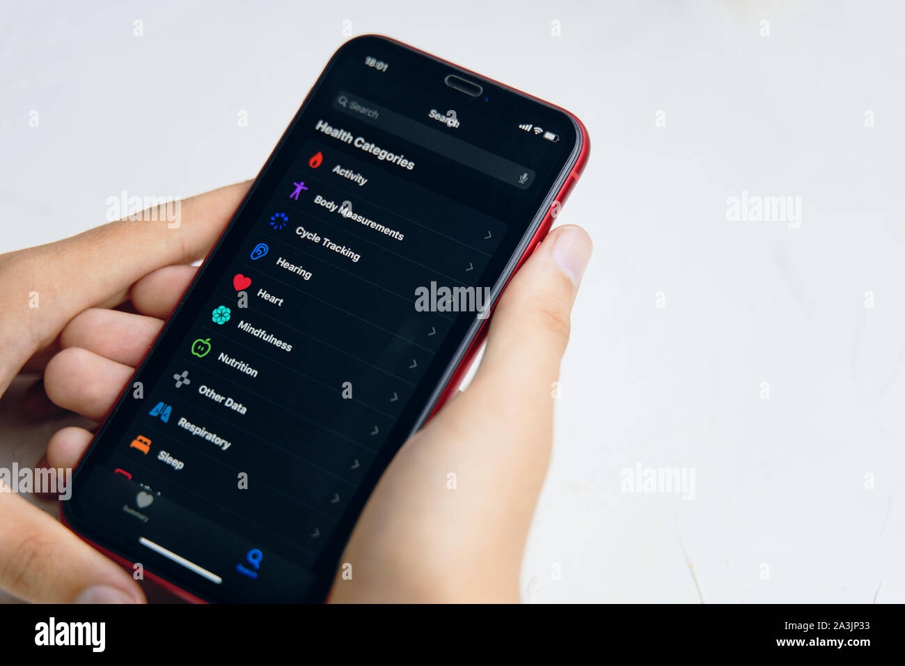 Bischkek, Kirgisistan - 6. Juni 2019: Neue Gesundheit Anwendung in Ios 13. Man verwendet eine neue App auf dem iphone X. Stockfoto