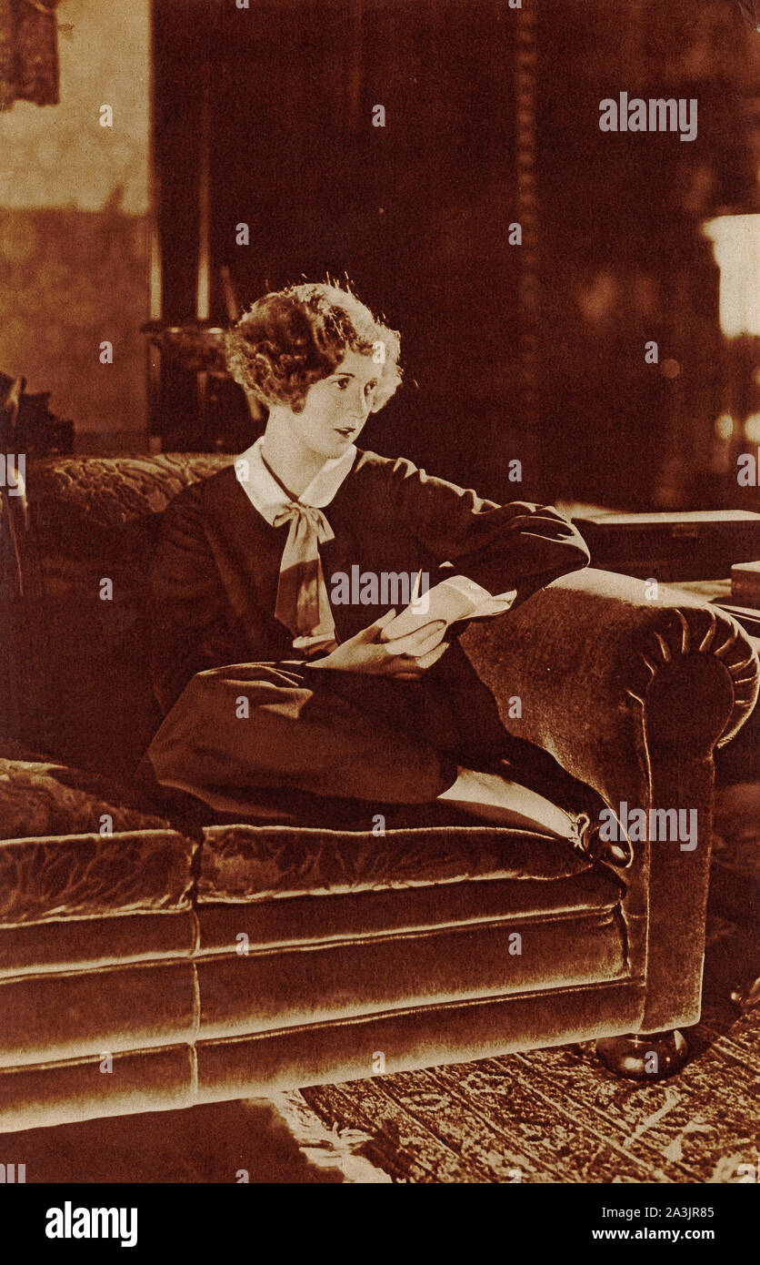 Studio Portrait von Hollywood Schauspielerin, Constance Talmadge, berühmte während der Zeit der Stummfilme. Centerfold von Picture Show Kunst ergänzen, circa 1923. Stockfoto