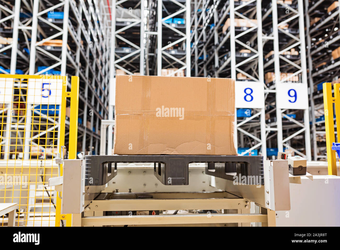 Die Lager voll von Waren, Kisten und Regale um. Industrielle Hintergrund Container Anlagenbau Herstellung Produktion Pappe Stockfoto