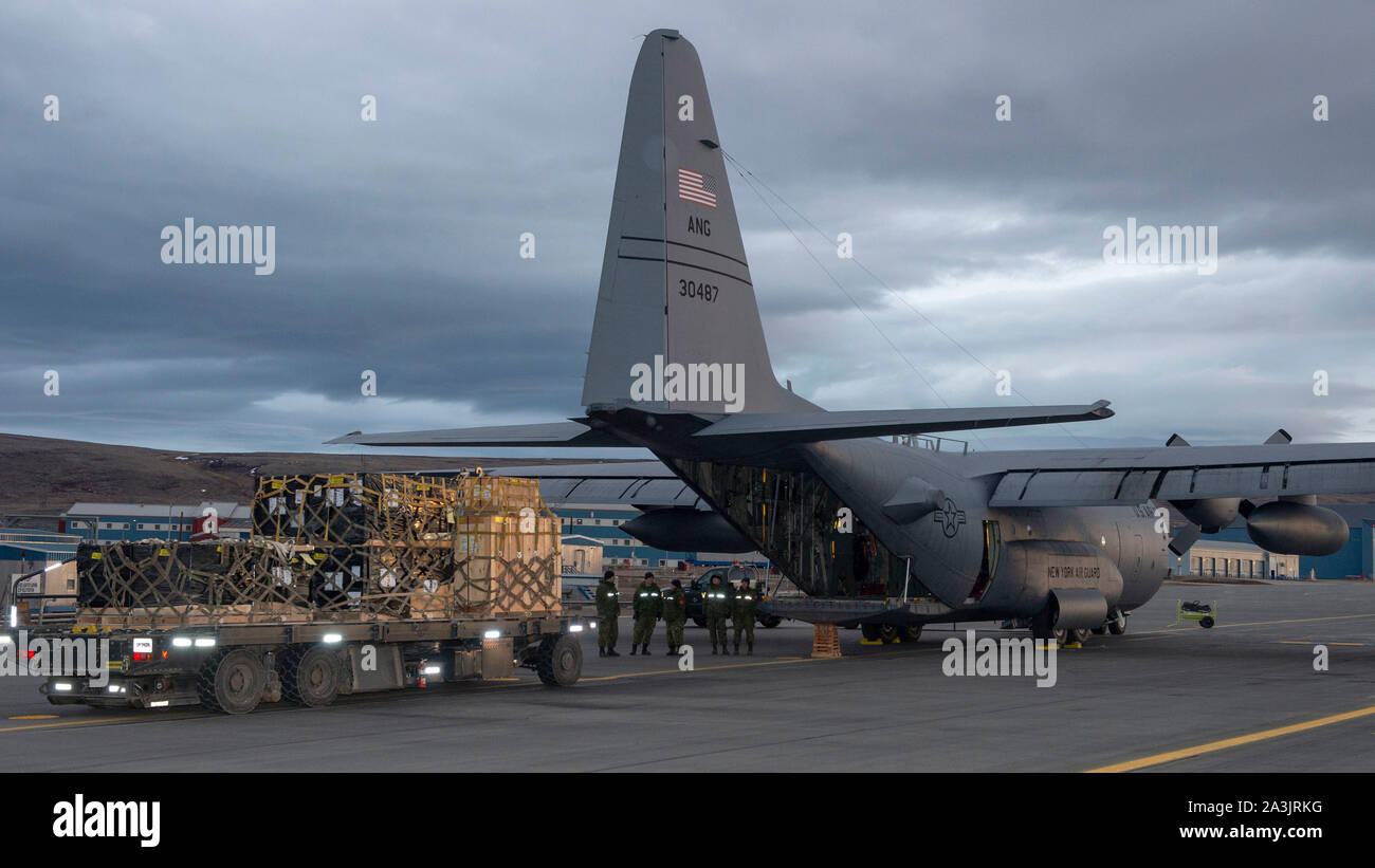 Der C-130 bis 109. Airlift Wing der New York Air National Guard zugeordnet ist mit Cargo bei Thule Air Base, Grönland vor, Canadian Forces Station Alert auf ellsmere Insel, Nunavut am 30. September 2019 zu geflogen. Der New York Air National Guard Flieger teamed oben mit Royal Canadian Air Force Besatzungen resupply Alert, dem nördlichsten dauerhaft bewohnten Ort in Nordamerika. Foto: Führende Seaman Paul Green, 8 Flügel Imaging © 2019 DND-MDN Kanada Stockfoto