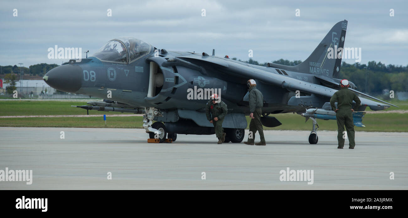 Us-Marines aus marinen Attack Squadron 231 führen Sie vor auf ein AV-8B Harrier II Vor einem Training Mission mit 175 Fighter Squadron, 114 Fighter Wing der South Dakota Air National Guard an der Joe Foss Field, Sioux City, South Dakota, Oktober 5, 2019. Marine Attack Squadron 231 und 175 FS, 114 FW werden die Teilnehmenden in Kraft-auf-force Training bestehend aus simulierten Luft-zu-Luft bekämpfen und Luft-/Boden- Streiks Interoperabilität und Bereitschaft zu verbessern. (U.S. Marine Corps Foto von Lance Cpl. Gavin Umboh) Stockfoto