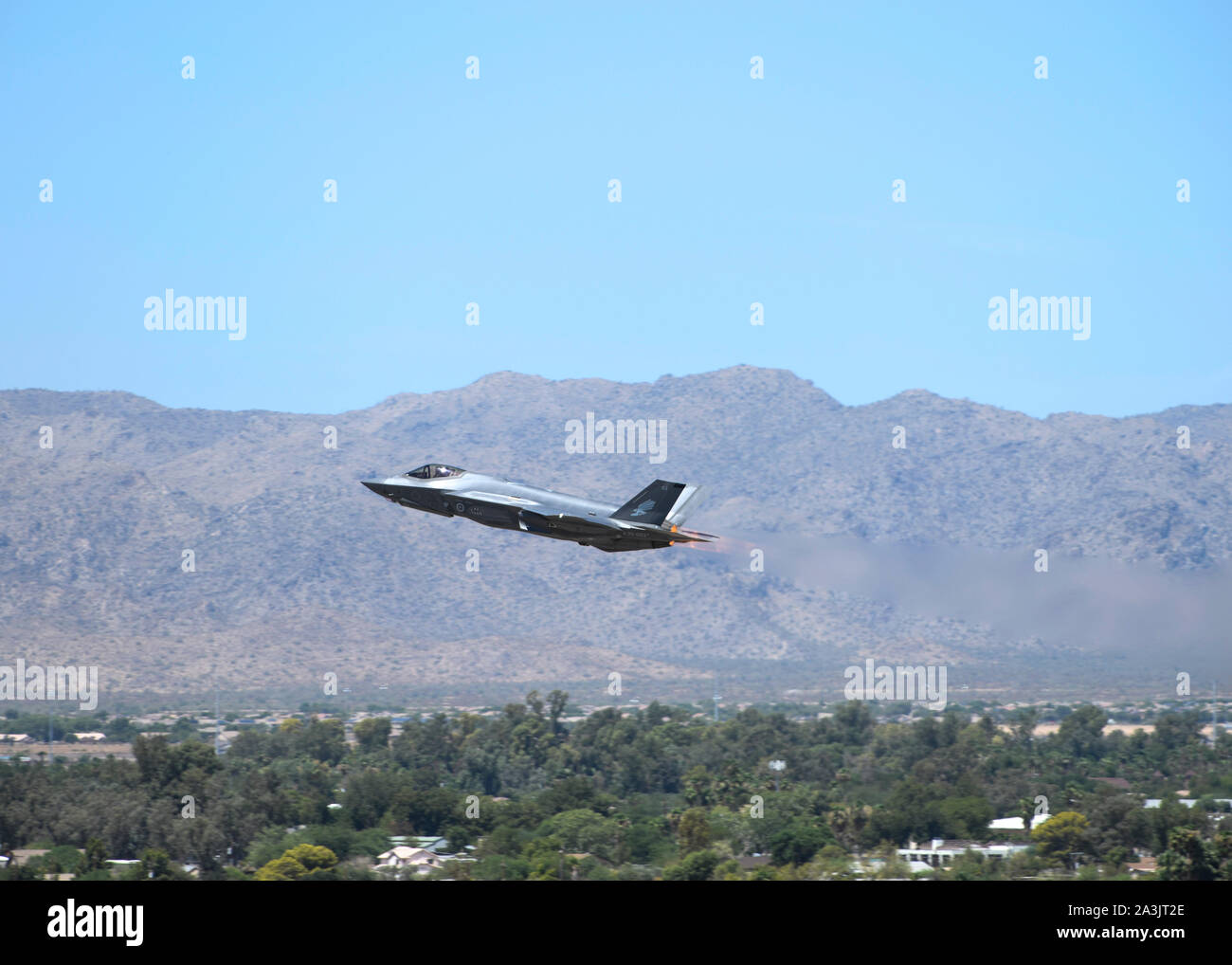Eine F-35A Lightning II, zu der 61 Fighter Squadron zugeordnet, hebt ab 12.08.21, 2019, von Luke Air Force Base, Ariz Piloten Ausbildung in der 61 FS gehen durch einen neunmonatigen Flug Kurs mit einem wissenschaftlichen Teil, dass Achtsamkeit, Bewusstsein, Intensität Verordnung, Konzentration und Aufmerksamkeit, Selbst-sprechen, Zielsetzung, Selbstvertrauen, Motivation und Zusammenhalt des Teams Flugschülern für die geistigen Aspekte der Pilotierung vorzubereiten. (U.S. Air Force Foto von Airman Brooke Moeder) Stockfoto