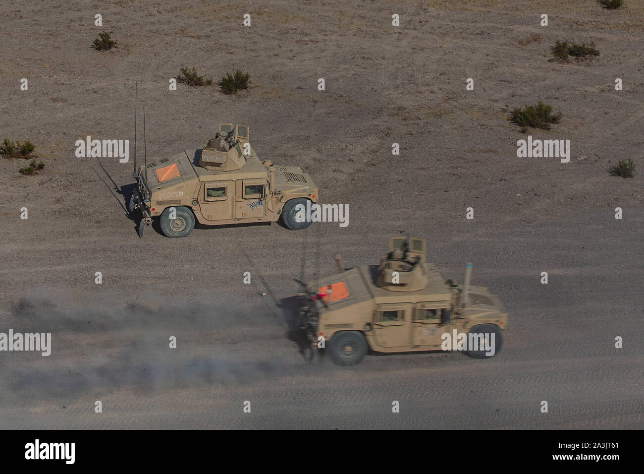 Us-Marine mit der Bekämpfung der Logistik Bataillons (CLB) 8, die Bekämpfung der Logistik Regiment 2, 2 Marine Logistik Gruppe, in Humvees als Teil der motorisierten Feuer und Manöver Übung gebunden, während integrierte Ausbildung Übung (ITX) 1-20 in der Marine Corps Air Ground Combat Center Twentynine Palms, Kalifornien, 4. Oktober 2019. CLB-8 mit 2. Marine Regiment während ITX integrierte direkte Unterstützung und taktischen Logistik über organische Funktionen des Regiments in den Bereichen Transport, Feldebene Wartung zur Verfügung zu stellen, und im allgemeinen Maschinenbau. (U.S. Marine Corps Foto von Cpl. Scott Jenkins) Stockfoto