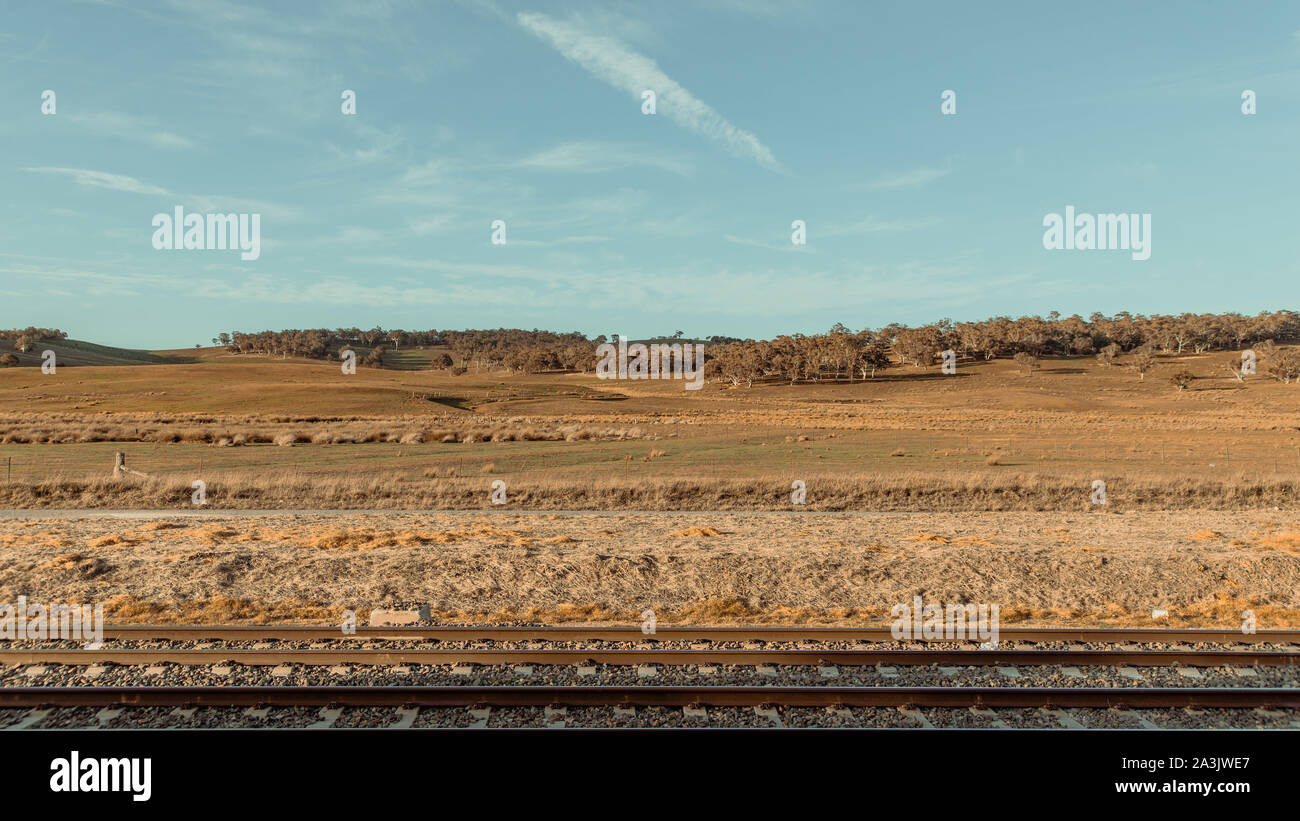 Eisenbahn und Landschaft mit blauem Himmel Stockfoto Eisenbahn und Landschaft mit blauem Himmel Stockfoto
