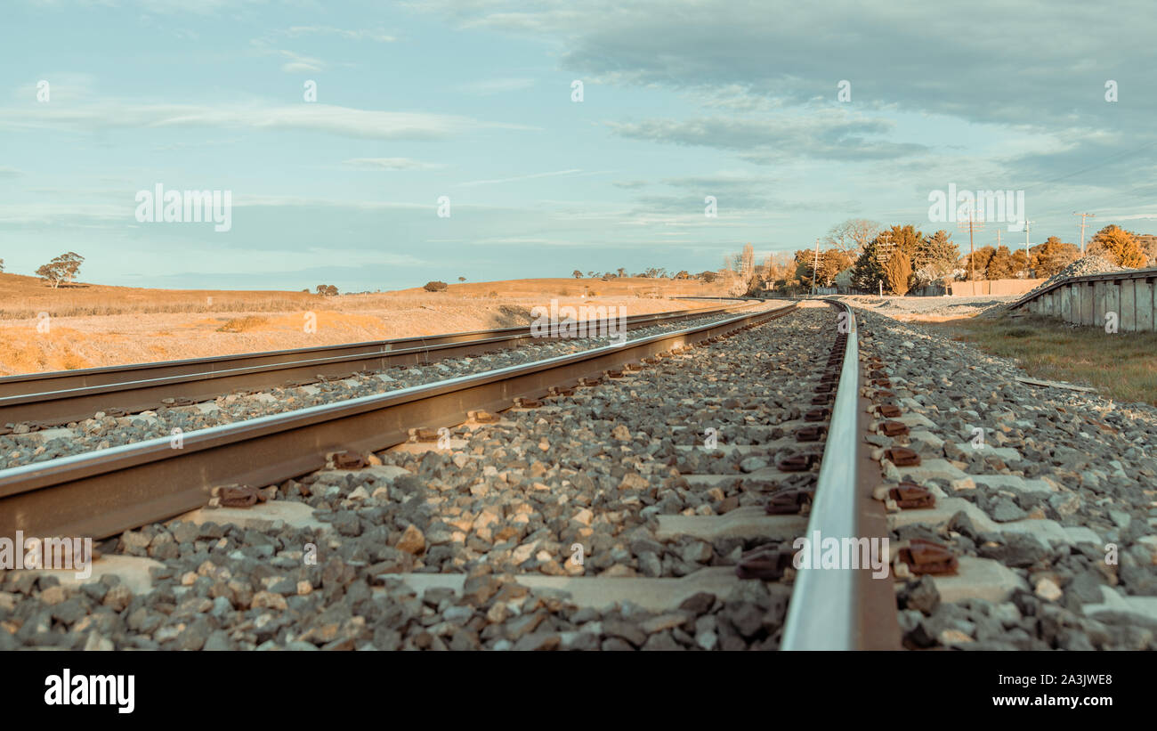 Eisenbahn in der Ferne mit blauem Himmel Stockfoto Eisenbahn in der Ferne mit blauem Himmel Stockfoto