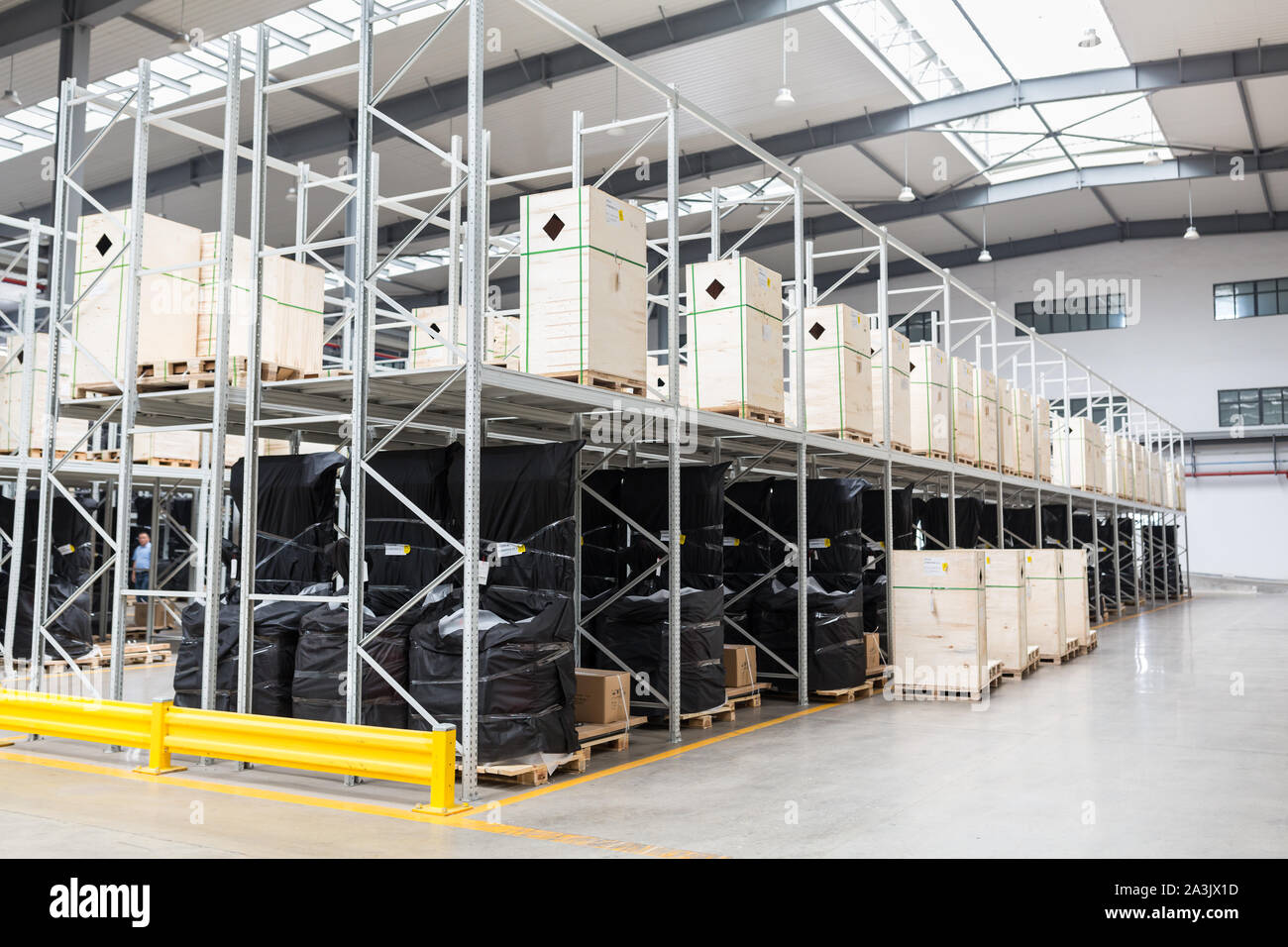 Großen hangar Lager von Industrie- und Logistikunternehmen. Lange Regale mit einer Vielzahl von Feldern. Industrie Raum- und Hardware für die Lieferung Stockfoto