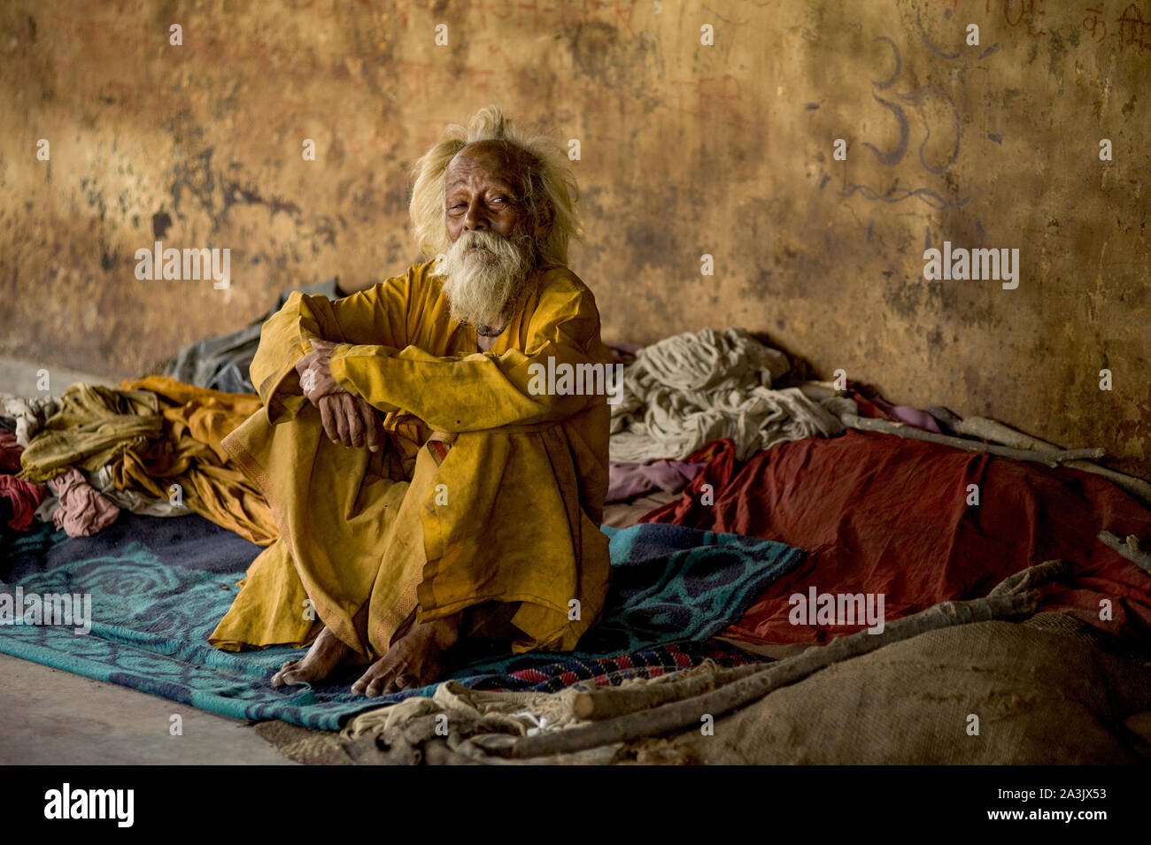 Alter Mann mit tödlich verlaufenden Krankheiten, bei Mukti Bhawan, indische Tod Hotels Stockfoto