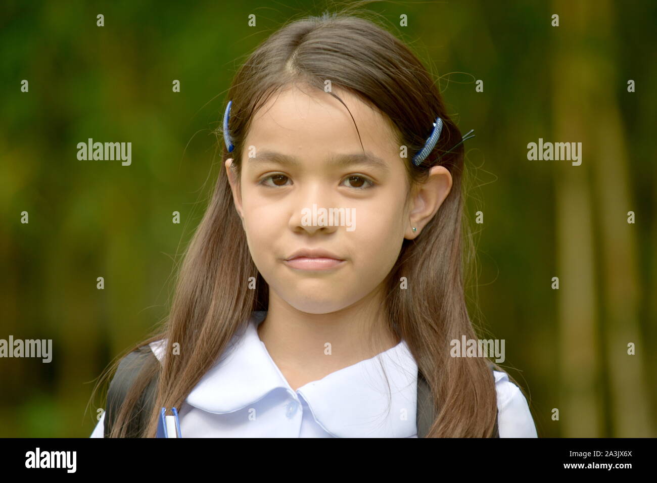 Schwere süße Filipina Kind Mädchen Schüler mit Notebooks Stockfoto