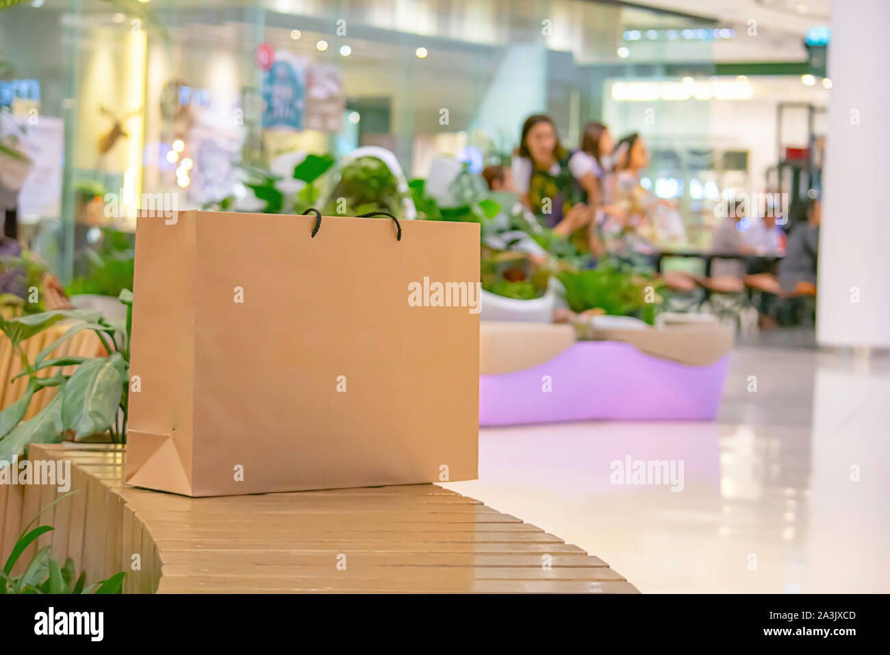 Die braune Papiertüte für das Setzen auf einen Sitz. Stockfoto