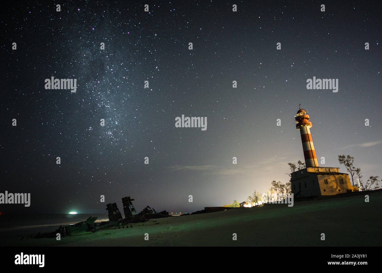 Einen märchenhaften Blick auf die Milchstraße Einstellung über ein mysteriöses Schiffswrack und verlassenen Jahrhundert-alten Leuchtturm. Stockfoto