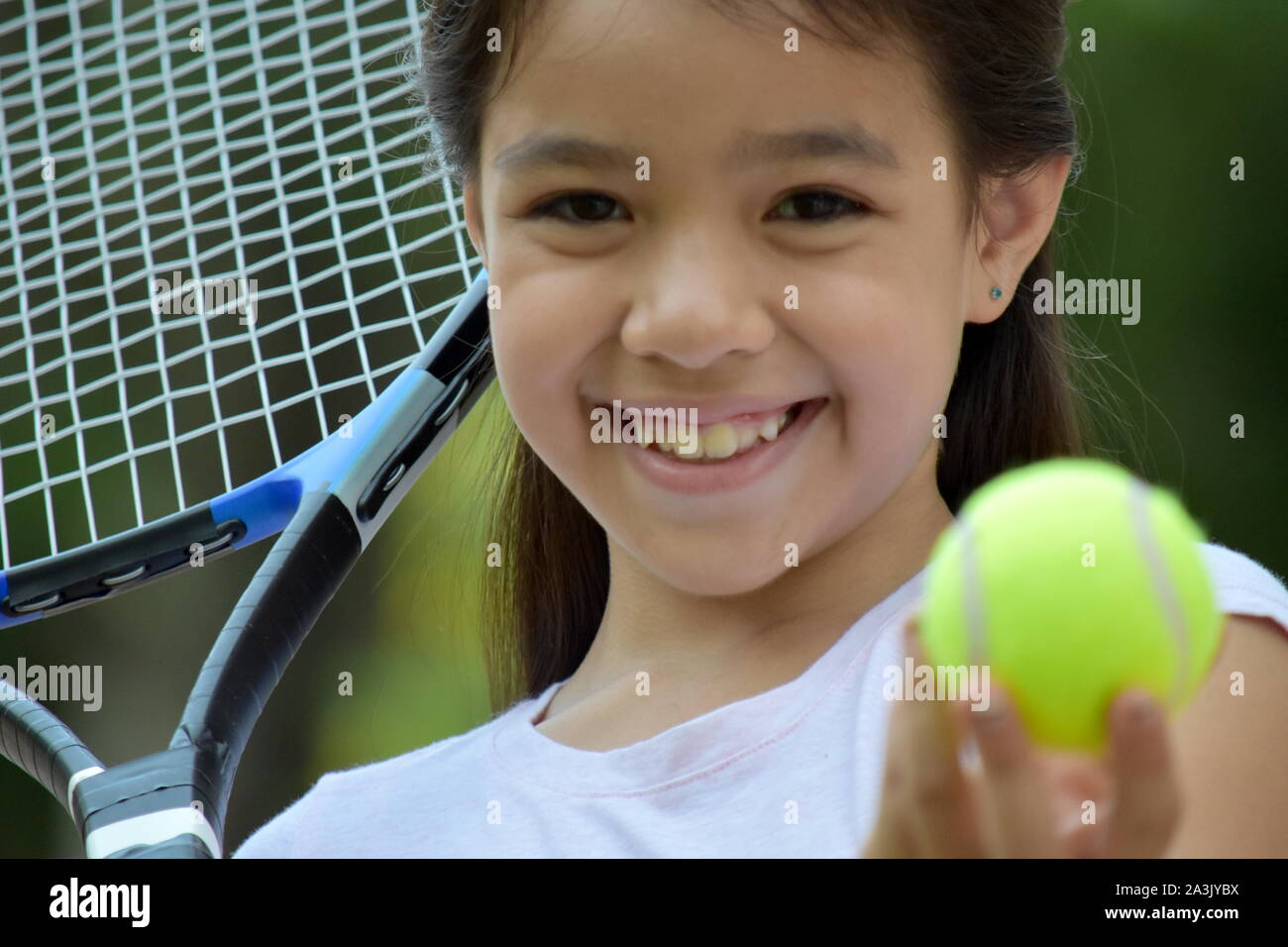 Sportliche Minderheit Kind Tennis Player lächelnd Stockfoto