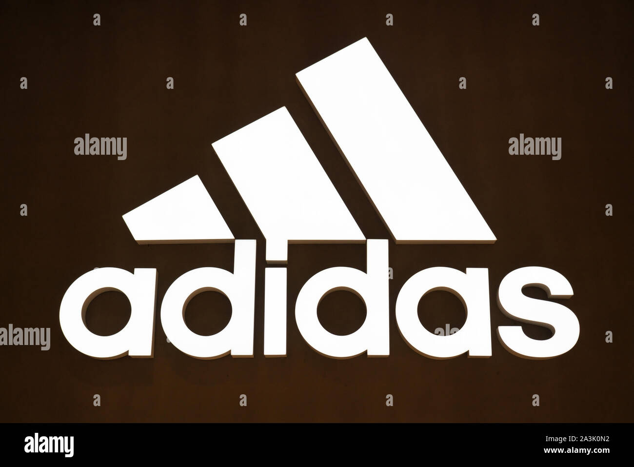Deutsche multinationale Sportswear corporation Adidas Logo in Shenzhen gesehen. Stockfoto