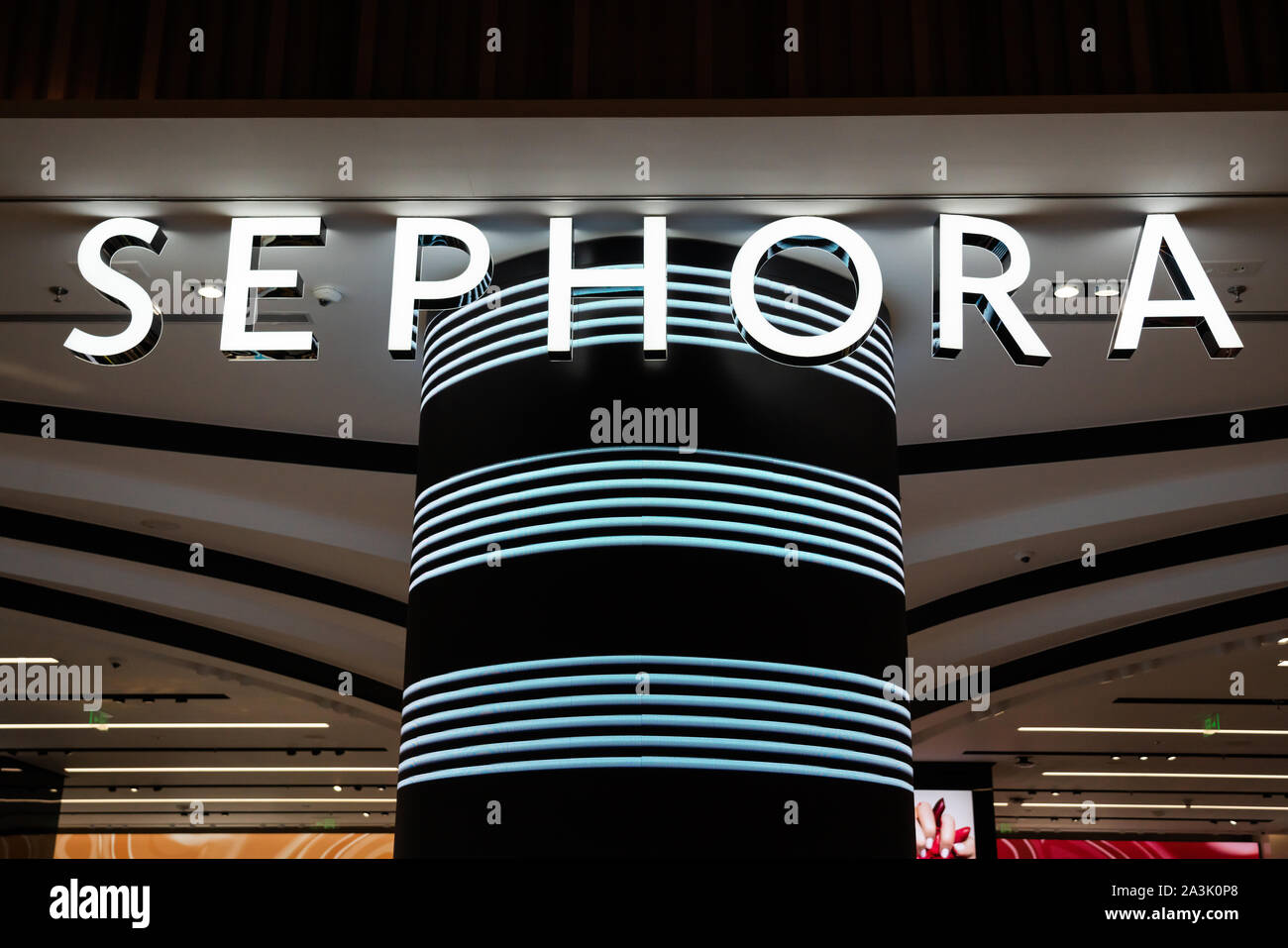 Eine französische multinationale Kette der Körperpflege und Schönheit speichert Sephora Outlet und Logo in Shenzhen gesehen. Stockfoto