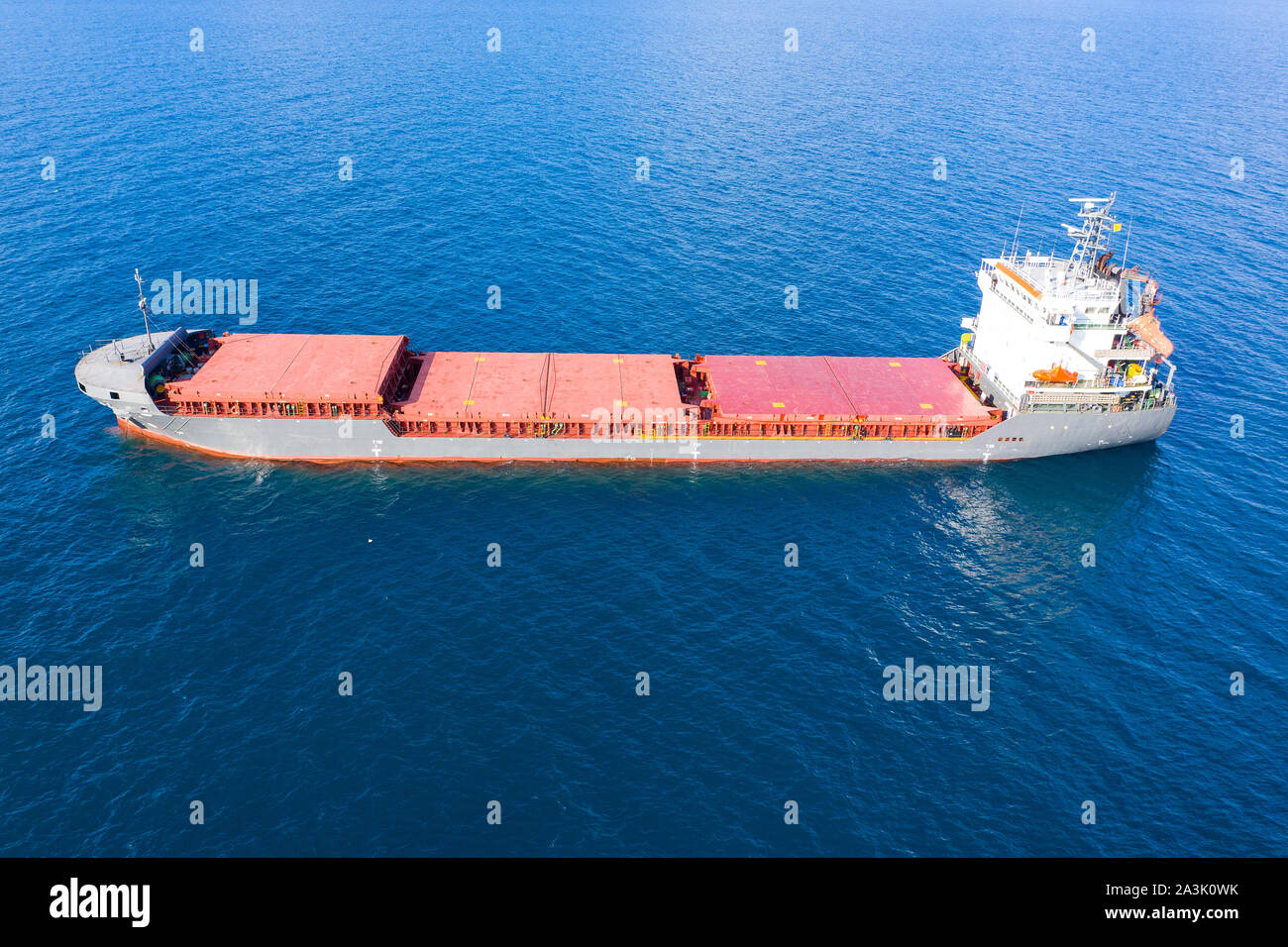 Luftaufnahme eines großen Frachtschiffes auf See. Stockfoto