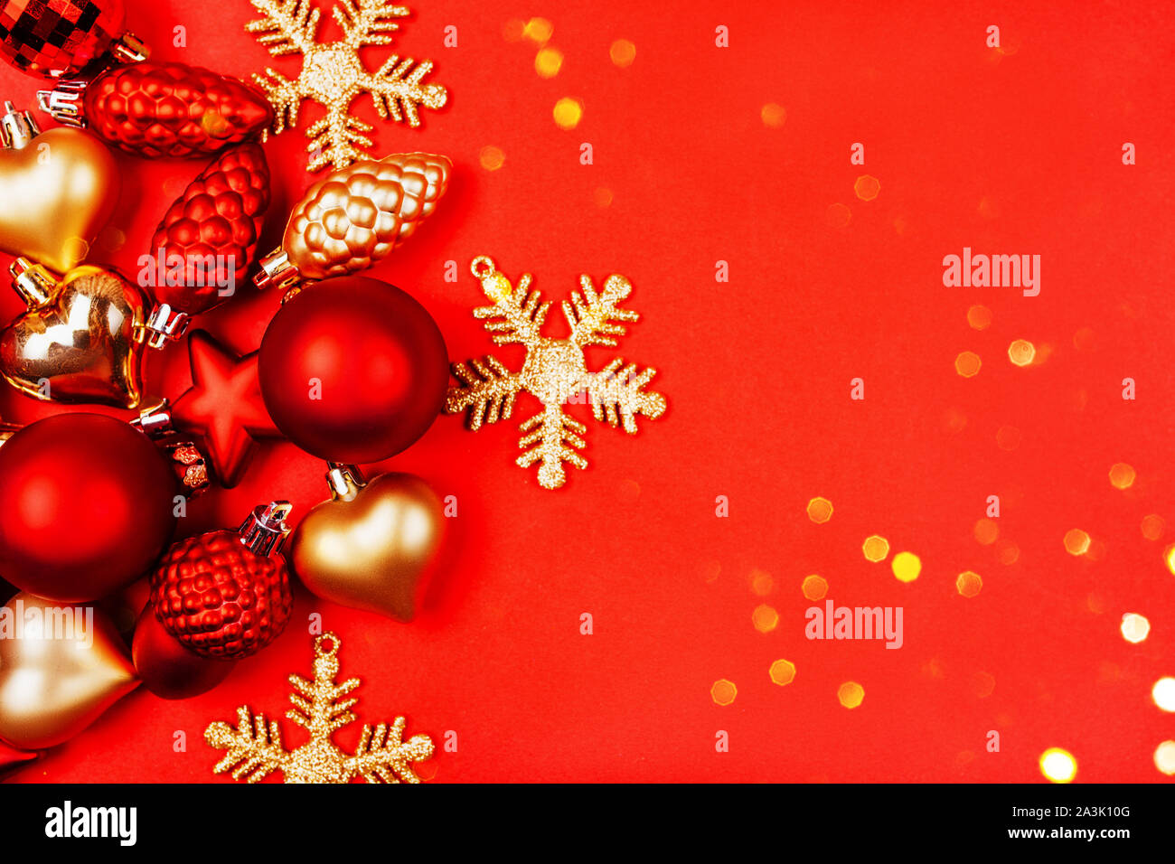 Weihnachtskugel Dekorationen und Symbole auf roten Hintergrund. Traditionelle Glückwunschkarte für die festliche Jahreszeit. Stockfoto