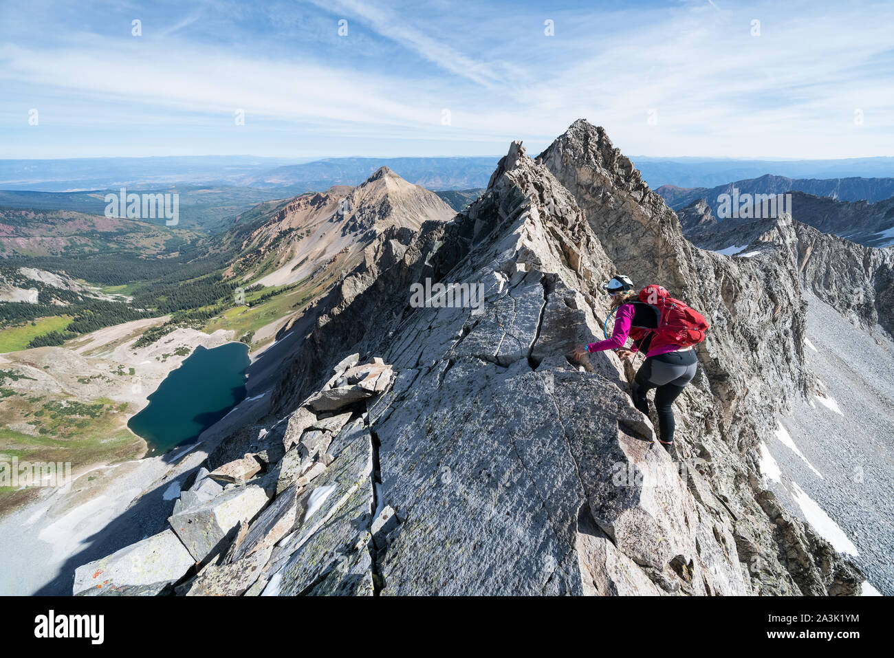 Bergsteigen am Knife Edge Ridge des Capitol Peak Mountain, Colorado, USA Stockfoto