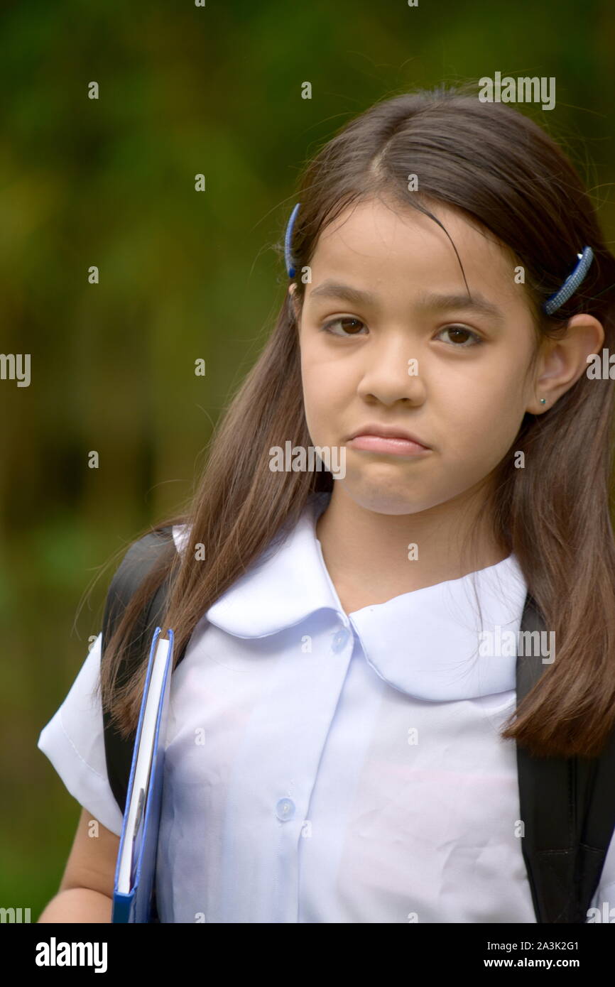 Junge Minderheit Schule Mädchen und Verwirrung tragen Schuluniform mit Notebooks Stockfoto