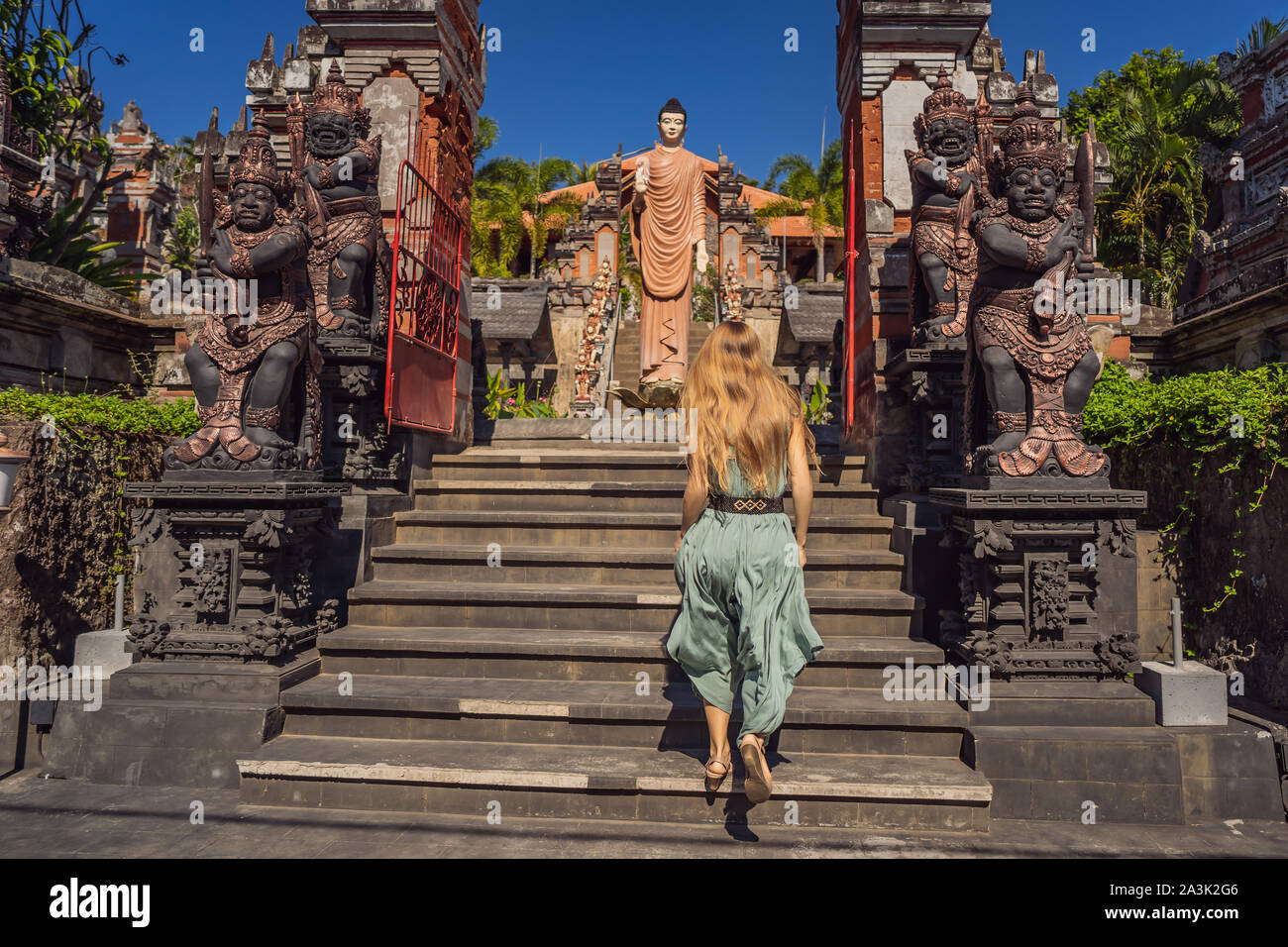 Junge Frau Tourist in budhist Tempel Brahmavihara-arama Banjar Bali, Indonesien Stockfoto