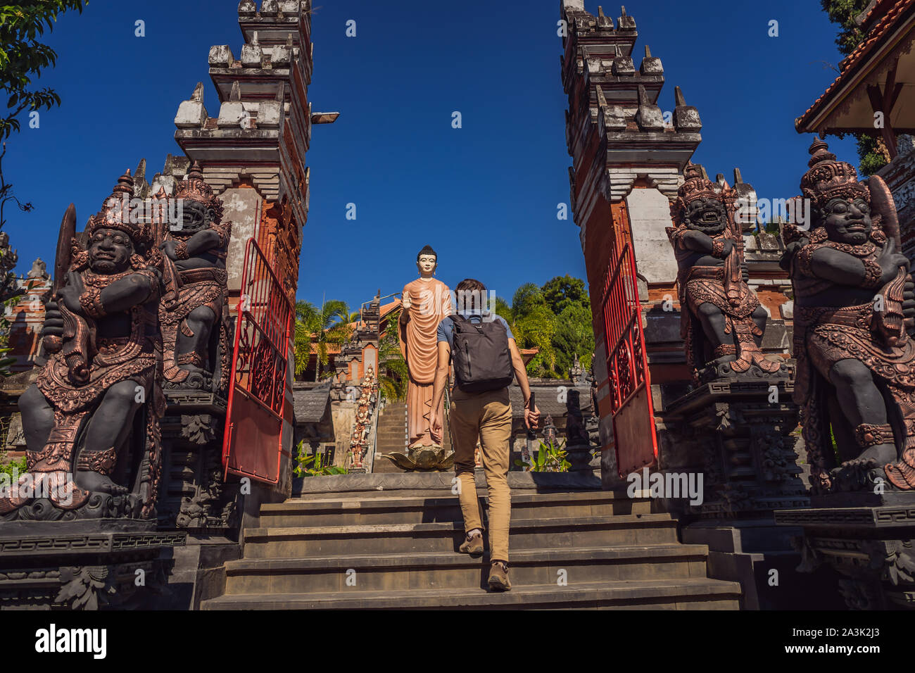Junger Mann Tourist in budhist Tempel Brahmavihara-arama Banjar Bali, Indonesien Stockfoto
