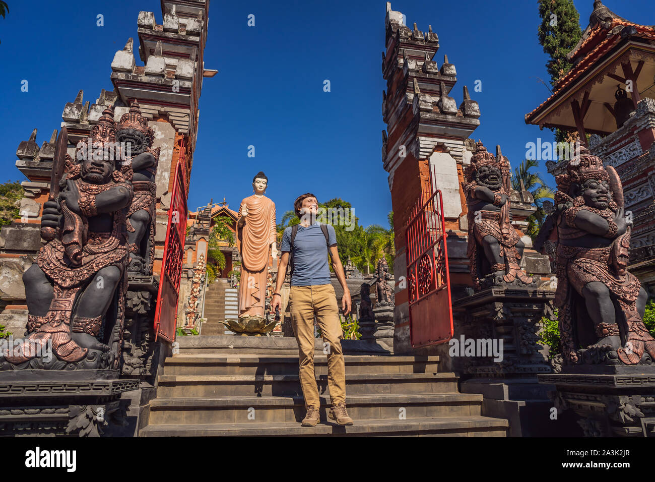 Junger Mann Tourist in budhist Tempel Brahmavihara-arama Banjar Bali, Indonesien Stockfoto