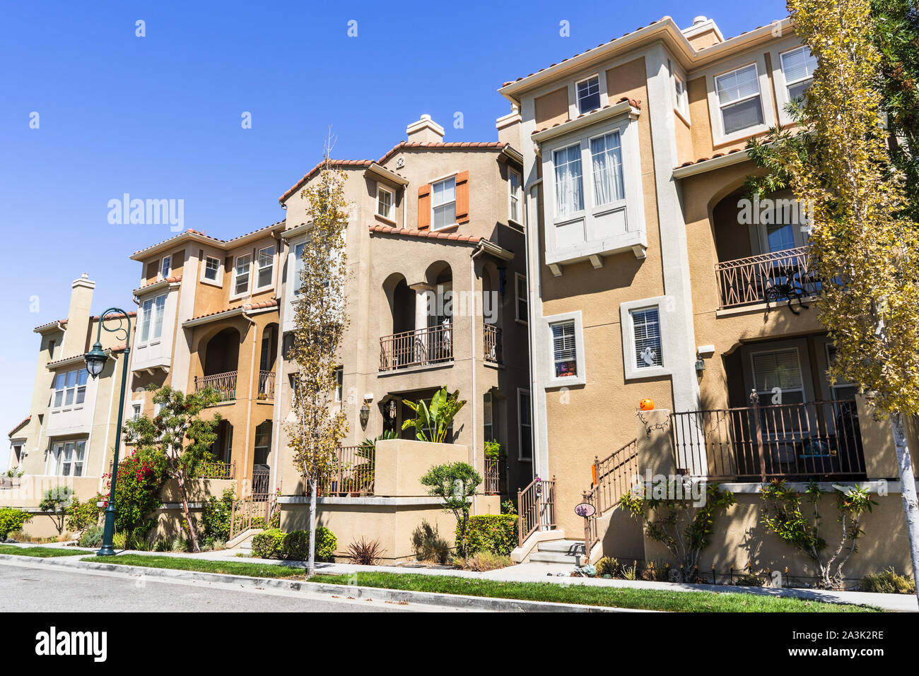 Außenansicht des mehrstöckige Einfamilienhäuser nahe beieinander in San Jose, Silicon Valley gebaut Stockfoto