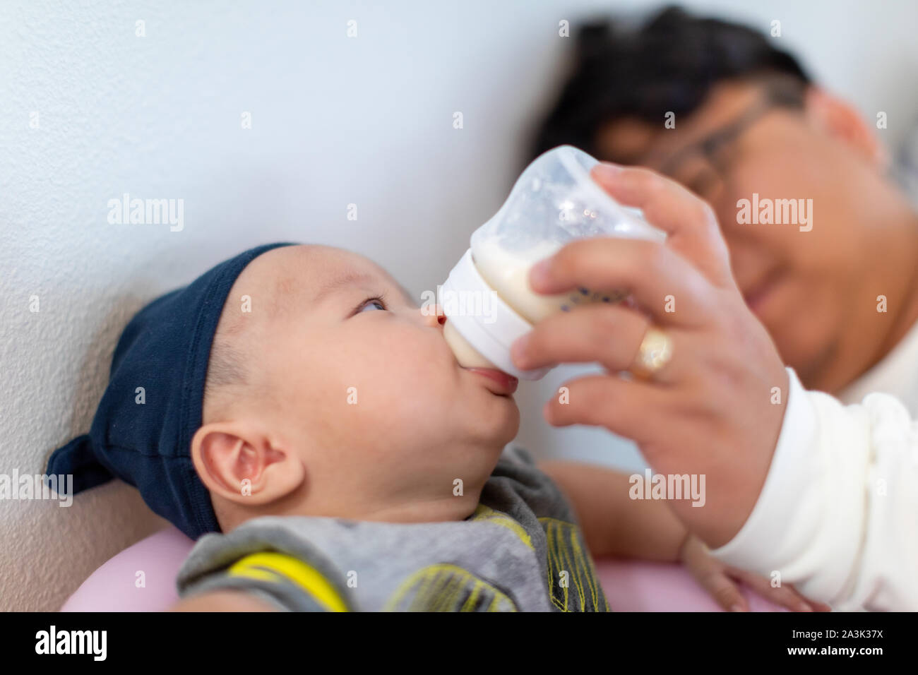 Vater Holding und sein Baby füttern. Kind ist 4 Monate alt Stockfoto