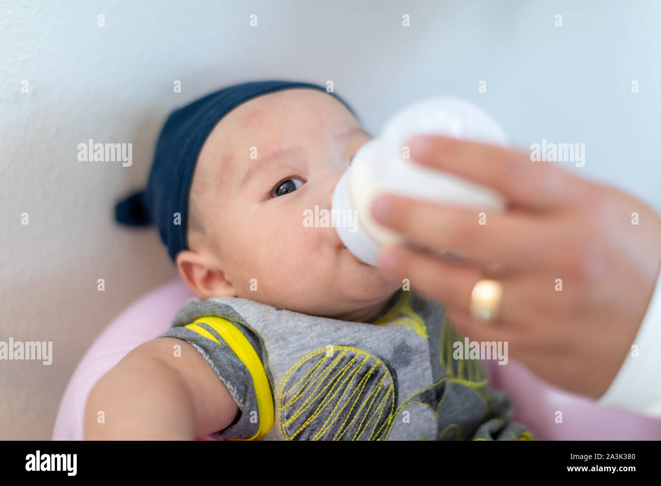 Vater Holding und sein Baby füttern. Kind ist 4 Monate alt Stockfoto